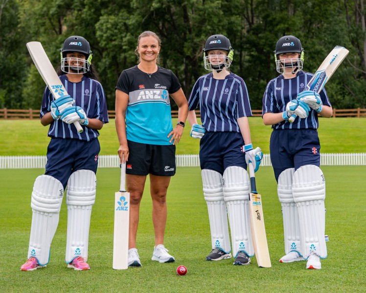 WHITE FERN all rounder and ANZ ambassador Suzie Bates with promising cricketing talent v7